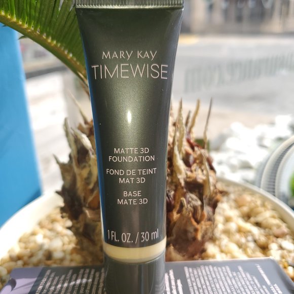 Ivory W 150 Matte 3D Foundation - Combo to Oily Skin - Timewise Mary Kay - Picture 2 of 5